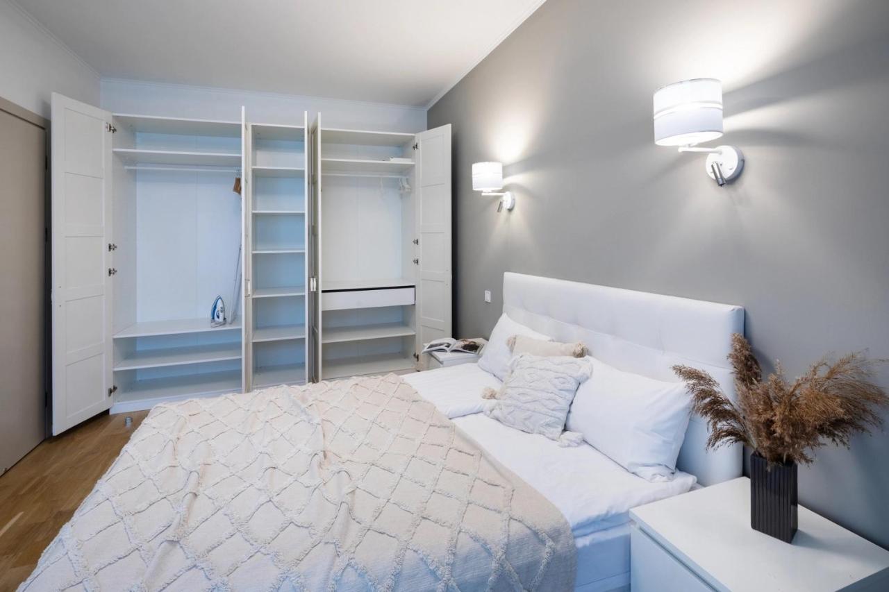 Riverside Design With Underground Private Parking Apartment *